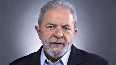 Trabalhadores sem-tecto invadem apartamento que levou Lula da Silva à prisão