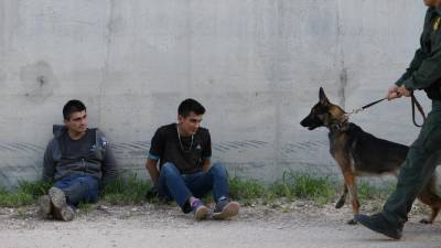 Traficantes de droga usam serras para abrir buracos no muro dos EUA com o México
