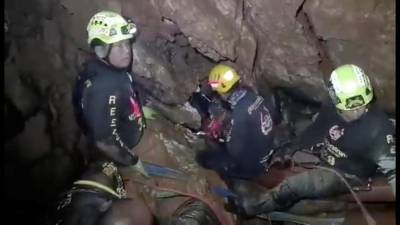 Treinador pede perdão em carta aos pais das crianças presas em gruta na Tailândia