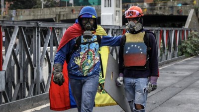 Tribunal militar da Venezuela envia para a prisão 22 jovens universitários