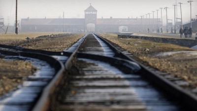 Tribunal polaco condena dois portugueses por danificarem portão em Auschwitz