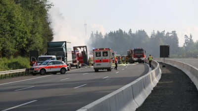 Trinta e um feridos numa colisão seguida de incêndio de um autocarro na Alemanha