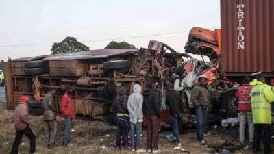 Trinta mortos em colisão entre autocarro e camião no Quénia