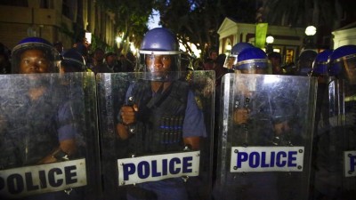 Troca de murros entre deputados e guardas no parlamento sul-africano