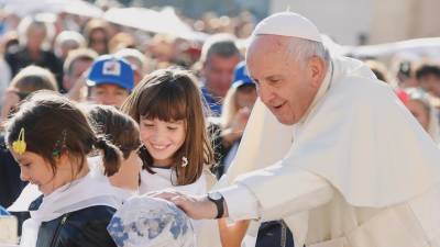 Três casos de filhos de padres católicos são levados ao Vaticano