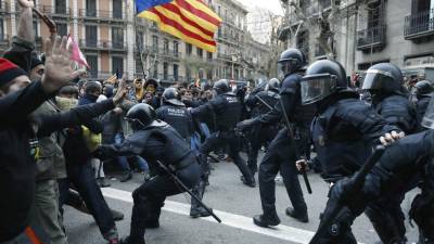Três detidos e 17 feridos em confrontos com polícia em Barcelona