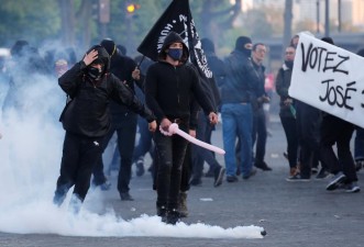 Três detidos em manifestações violentas contra resultados em França