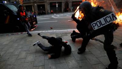 Três detidos um ferido grave após carga policial em Barcelona