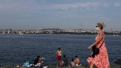 Três maiores cidades turcas adoptam máscara obrigatória mesmo na rua