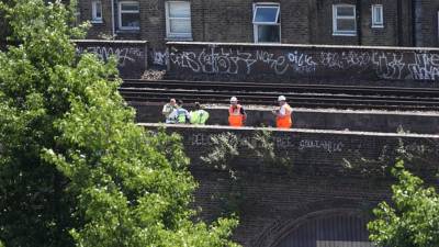 Três pessoas colhidas mortalmente por comboio no sul de Londres
