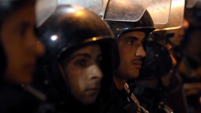 Três polícias egípcios morreram e cinco ficaram feridos em ataque no Cairo