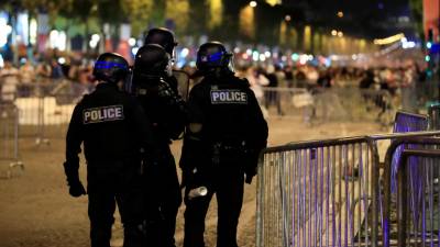 Três polícias franceses detidos em caso de agressões de colaborador do PR francês a manifestante