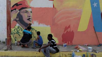Três venezuelanos acusados de incendiar estátua de Hugo Chávez