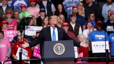 Trump acusa imprensa de usar caso dos explosivos para fazer acto político