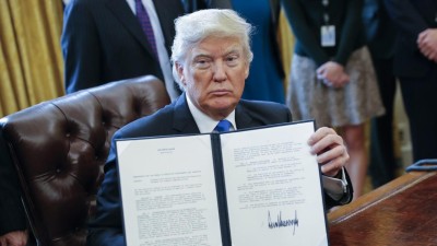 Trump assina relançamento dos controversos oleodutos Keystone XL e Dakota