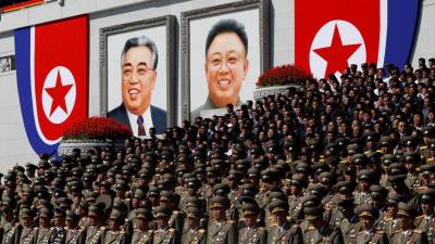 Trump congratula-se com ausência de mísseis em desfile militar norte-coreano (com fotos)