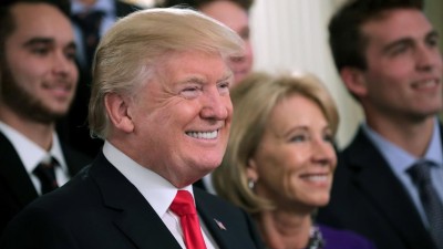 Trump critica Hillary Clinton depois de declarações sobre alegados abusos sexuais