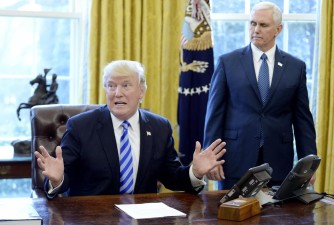 Trump desvaloriza derrota política e diz que Obamacare vai “colapsar”