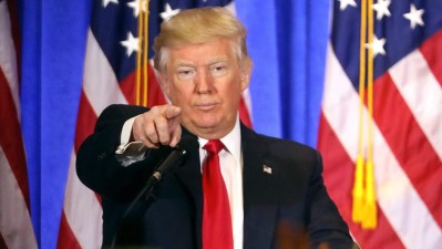 Trump diz que está 1.000% ao lado da CIA
