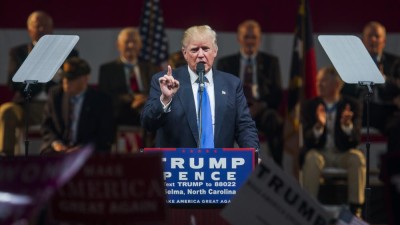Trump diz que é tempo de fechar os livros de história sobre os Clinton