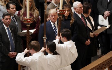 Trump inicia 1.º dia como presidente assistindo a missa