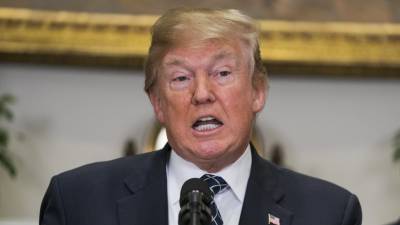 Trump prescinde de sanções e mantém vigência do acordo nuclear com o Irão