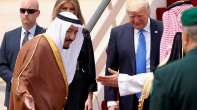 Trump recebido em Riade com honras militares pelo rei Salman