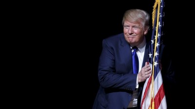 Trump regressa a comício após ser retirado do palco pela segurança