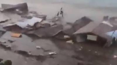 Tsunami atinge ilha indonésia de Celebes