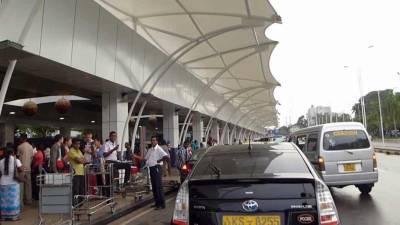 Turistas portugueses tentam chegar ao aeroporto de Sri Lanka antes do recolher obrigatório