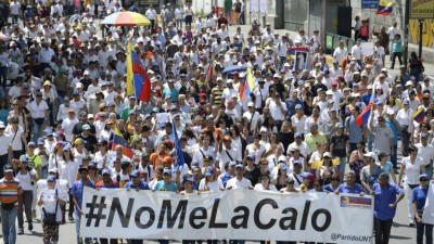 Um morto e dezenas de feridos em protestos na Venezuela