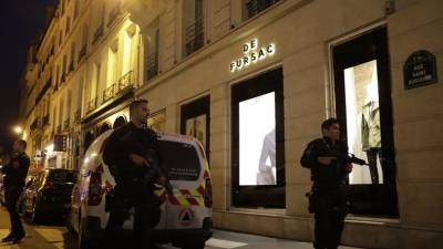 Um morto e oito feridos em ataque com faca no centro de Paris