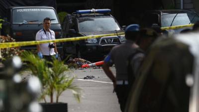 Um morto e seis feridos em atentado à bomba em esquadra na Indonésia