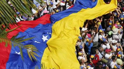Um morto e vários feridos em confrontos na fronteira entre a Venezuela e o Brasil