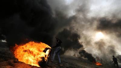 Um palestiniano morto em ataque aéreo israelita junto à fronteira com Gaza