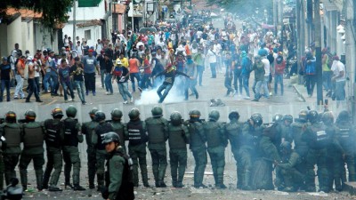 Um polícia morto e outros dois feridos em protesto na Venezuela
