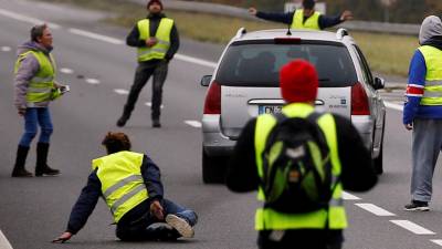 Uma morte em mega-manifestação contra preços de combustíveis em França