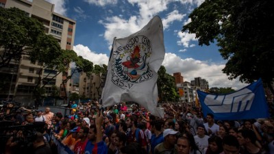 Universitários venezuelanos pedem ao Vaticano que ajude a restituir fio constitucional