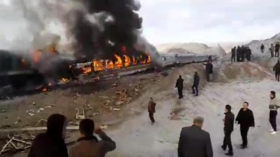 Vídeo amador mostra imagens terríveis pós colisão de comboios que fez vários mortos