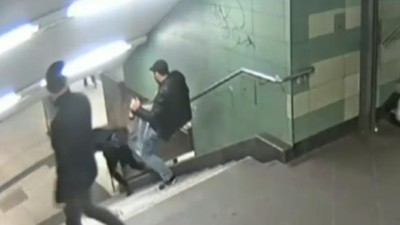 Vídeo mostra homem a pontapear uma jovem, atirando-a pelas escadas abaixo no metro de Berlim