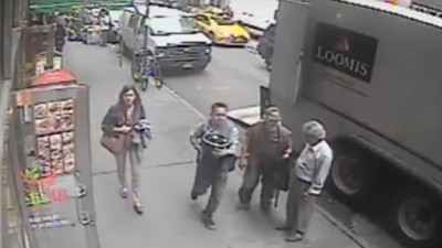 Vídeo mostra homem a roubar 1,6 milhões em ouro de uma carrinha em Nova Iorque