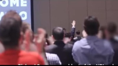 Vídeo mostra radicais da extrema-direita a saudar Donald Trump com gesto nazi