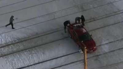 Vídeo regista quatro homens a salvar motorista preso em linhas férreas segundos antes de passar um comboio