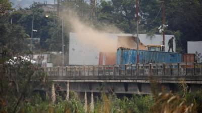Venezuelana contabiliza 315 feridos em confrontos na fronteira com a Colômbia