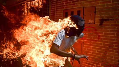 Venezuelano Ronaldo Schemidt vence prémio World Press Photo of the Year