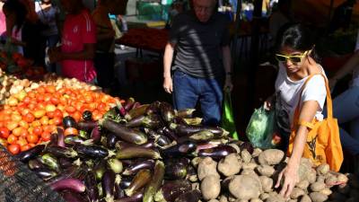 Venezuelanos aflitos com subida dos preços em dólares
