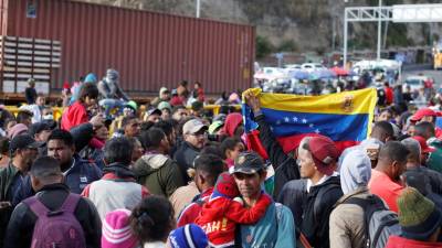 Venezuelanos bloqueiam fronteira Colômbia-Equador contra exigência de visto humanitário