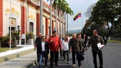 Venezuelanos celebraram ressurreição queimado bonecos com cara de políticos