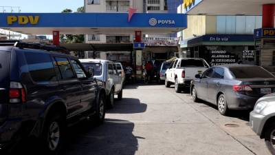Venezuelanos com dificuldades para abastecer gasolina em Caracas
