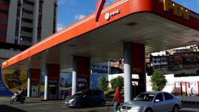 Venezuelanos com dificuldades para obter gasolina em Caracas